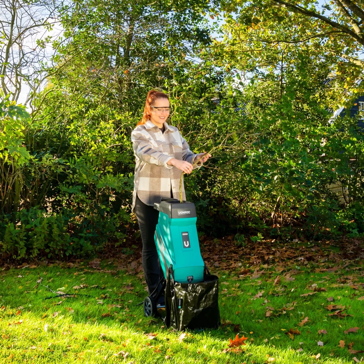 VONROC Hakselaar/Shredder 2500W – Voor Takken Tot Ø45mm – Incl. 45L Opvangzak & Duwstok - Afbeelding 5